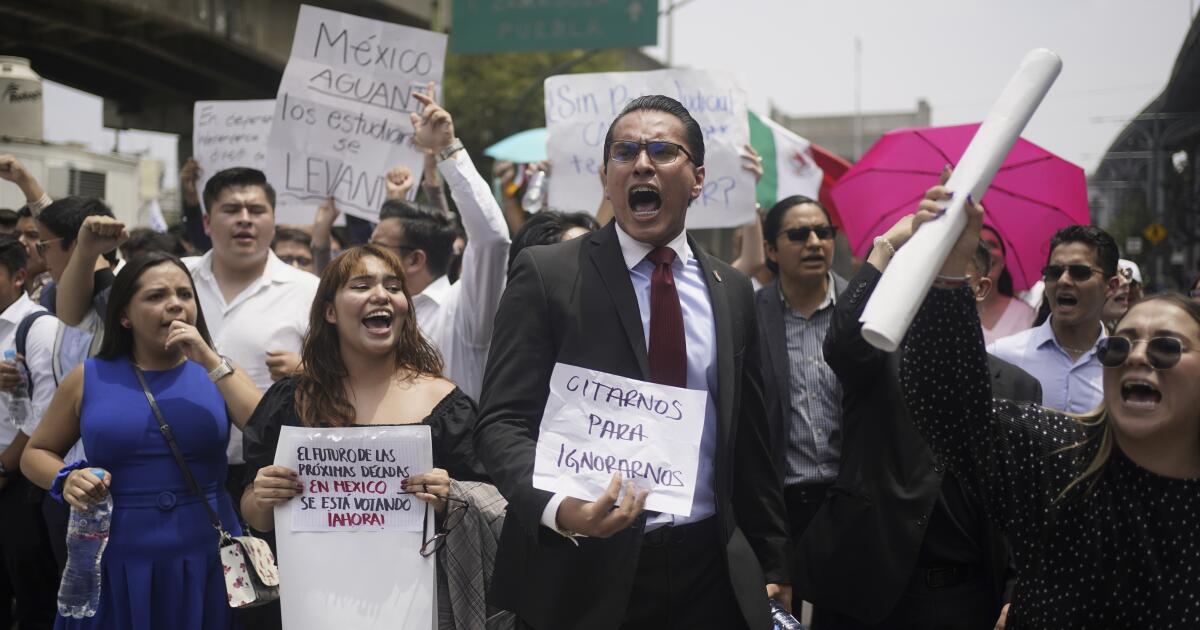 Estudiantes de derecho bloquean una calle para protestar contra una reforma al Poder Judicial de México que haría que los jueces sean elegidos mediante el voto popular, afuera de un centro deportivo donde los diputados se reunieron en una sede alternativa debido a que otras manifestaciones bloquearon la entrada el edificio del Congreso, el martes 3 de septiembre de 2024, en la Ciudad de México. (AP Foto/Félix Márquez)