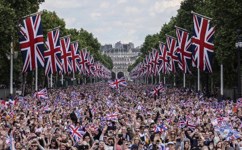 Crowds in the Mall, outside Buckingham Palace
