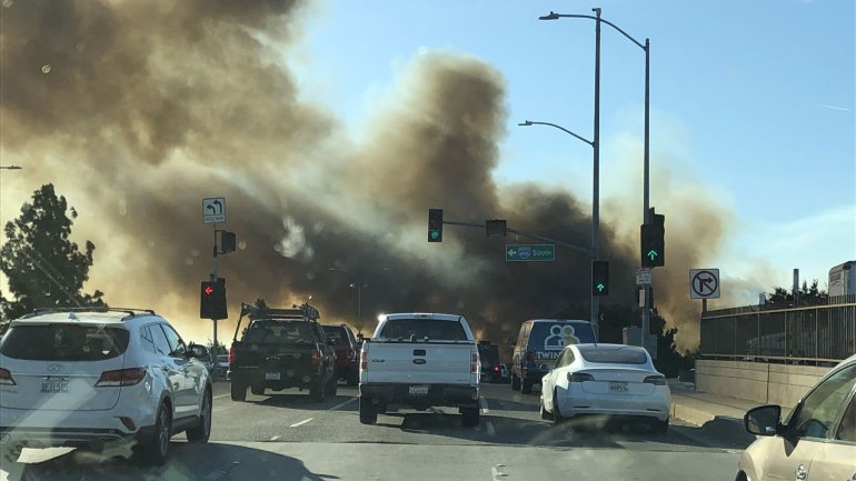 Brush fire burning in Sepulveda Basin in Los Angeles
