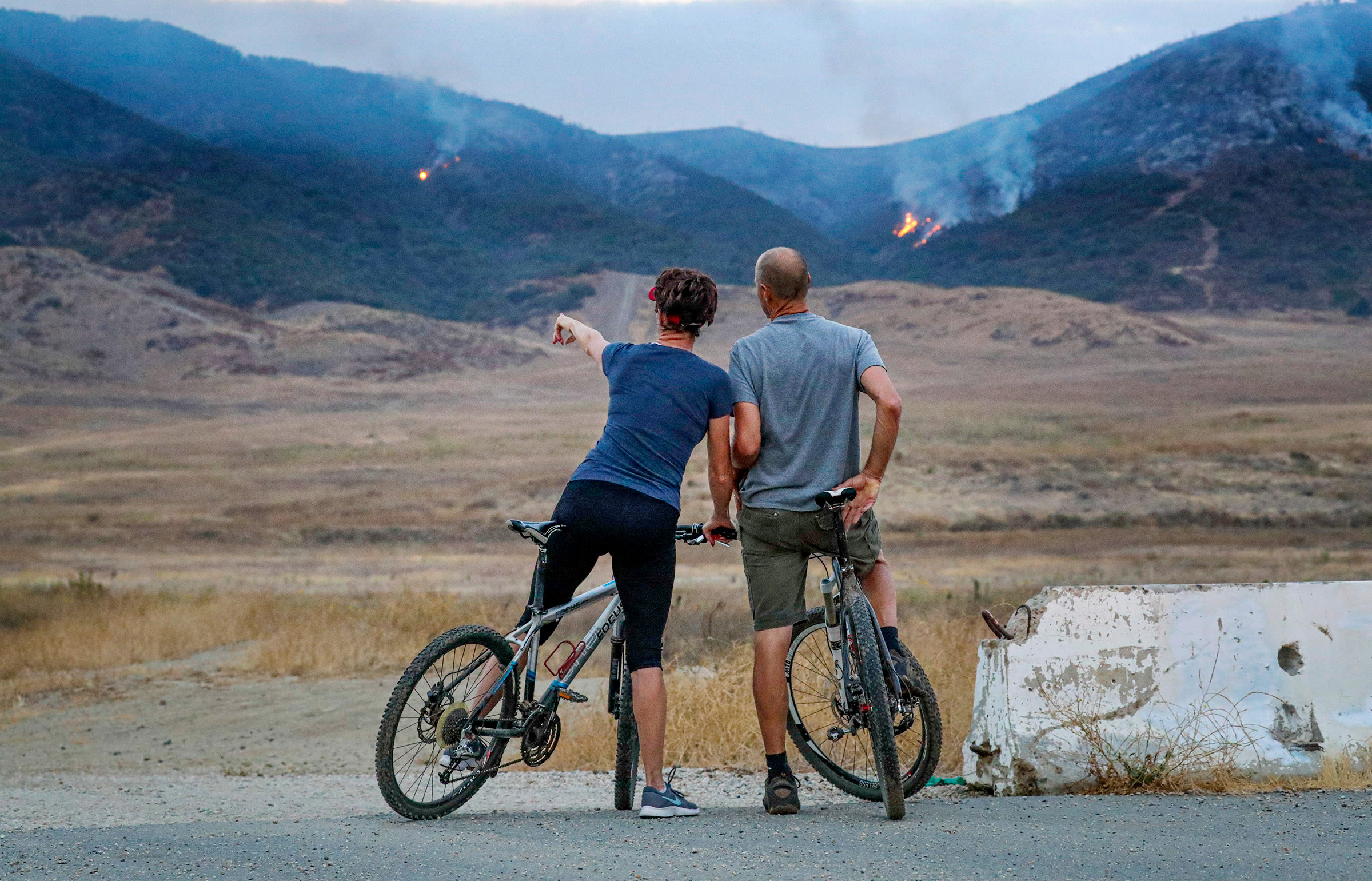 Tenaja fire near Murrieta grows to 1,400 acres; crews prepare for daytime heat and winds