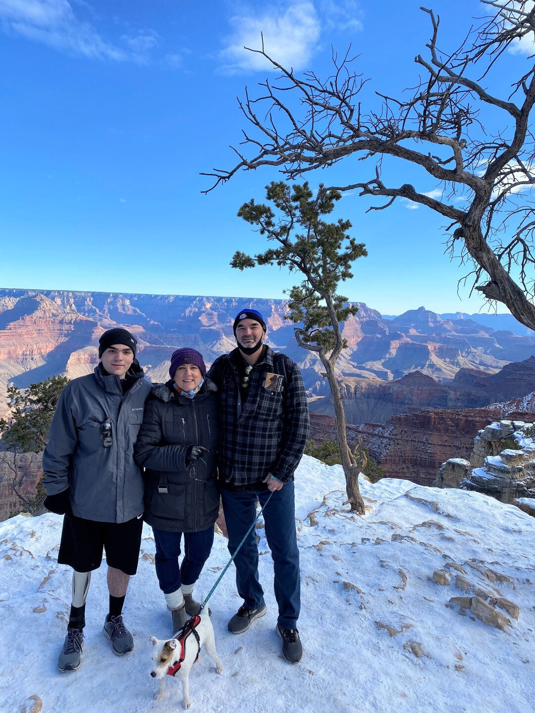 Andrew Seelhoff, à gauche, avec ses parents Mary et Tim Seelhoff au Grand Canyon début 2021.