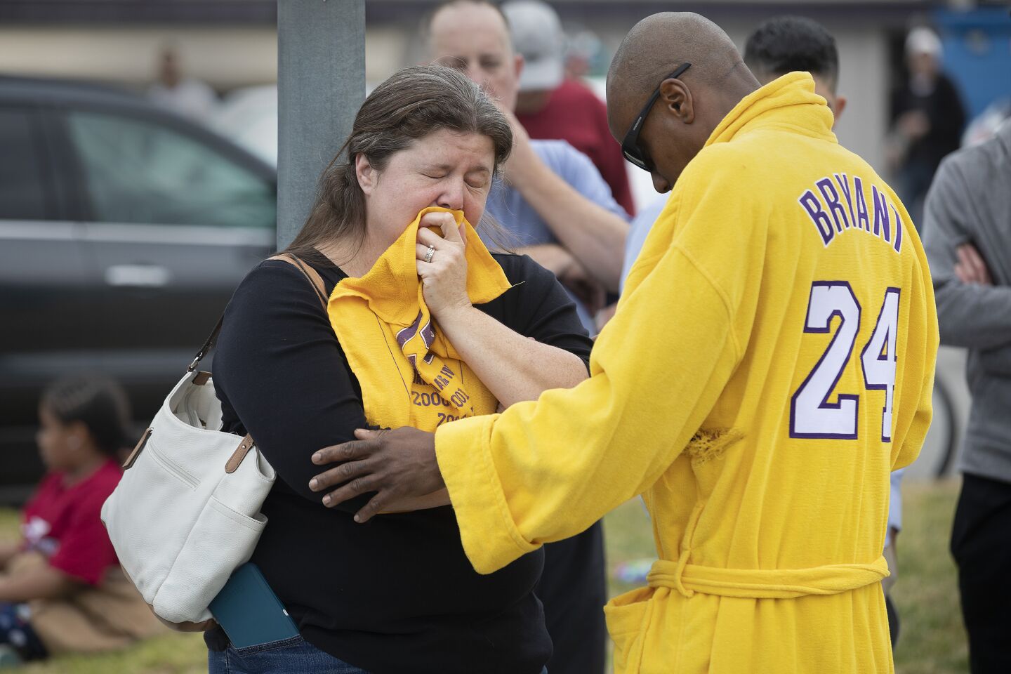 Amanda Gordon and her husband, Philip, mourn the death of Lakers legend Kobe Bryant near the helicopter crash site in Calabasas.