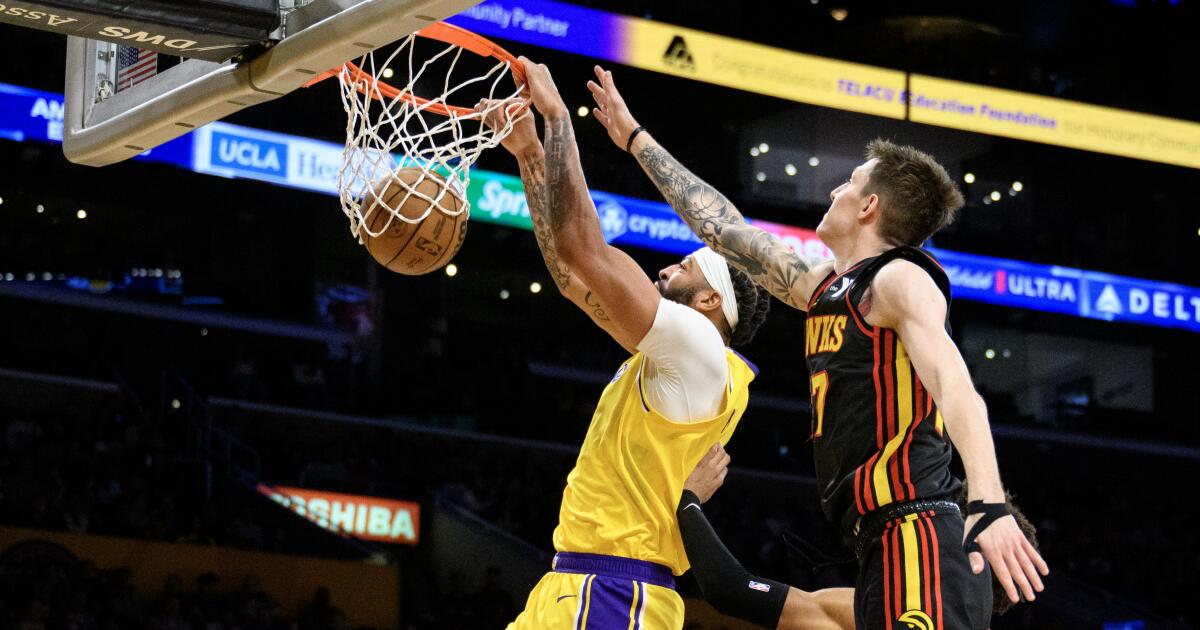 Anthony Davis joue et les Lakers dominent lors de la victoire contre les Hawks