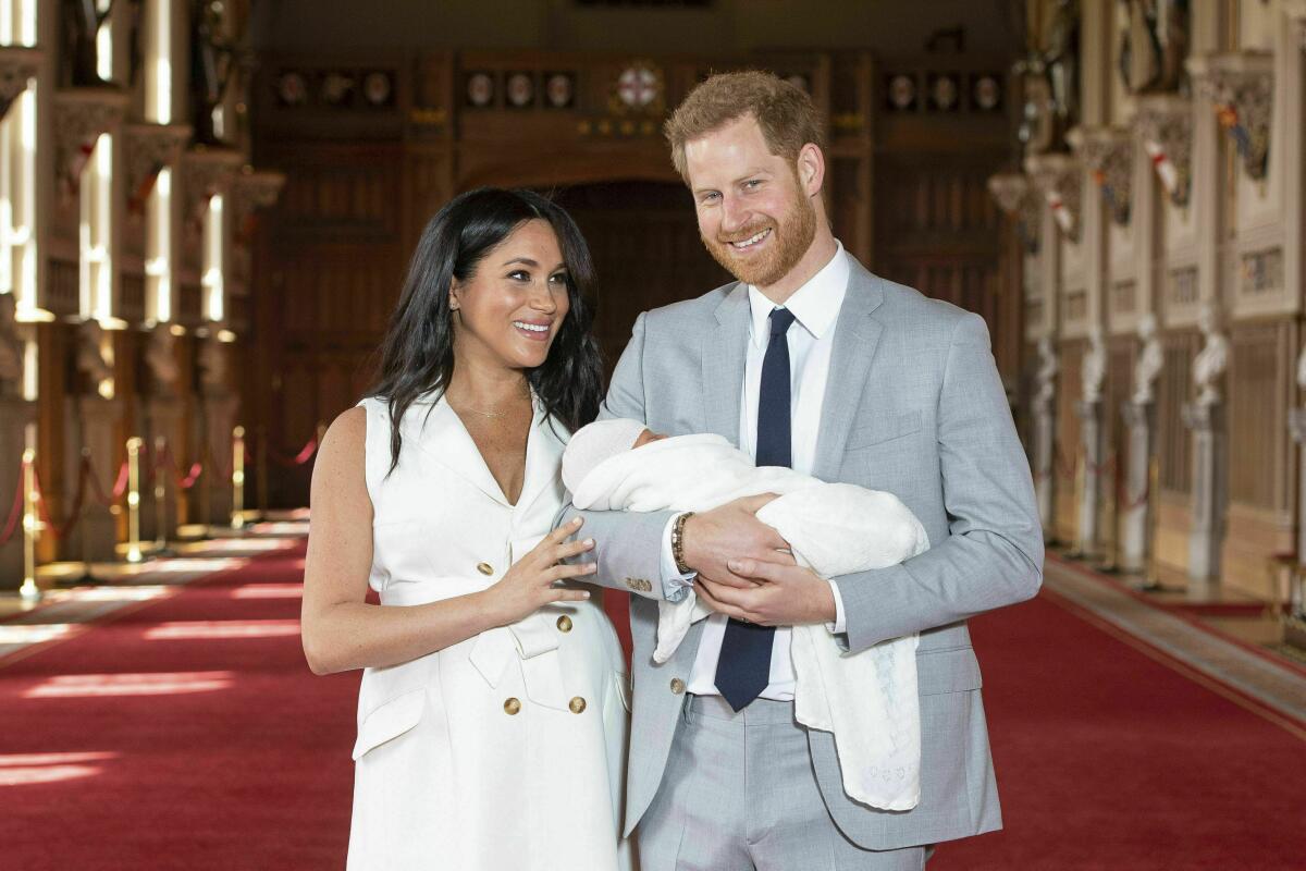 El príncipe Enrique de Gran Bretaña y Meghan, duquesa de Sussex, posa con su recién nacido Archie 