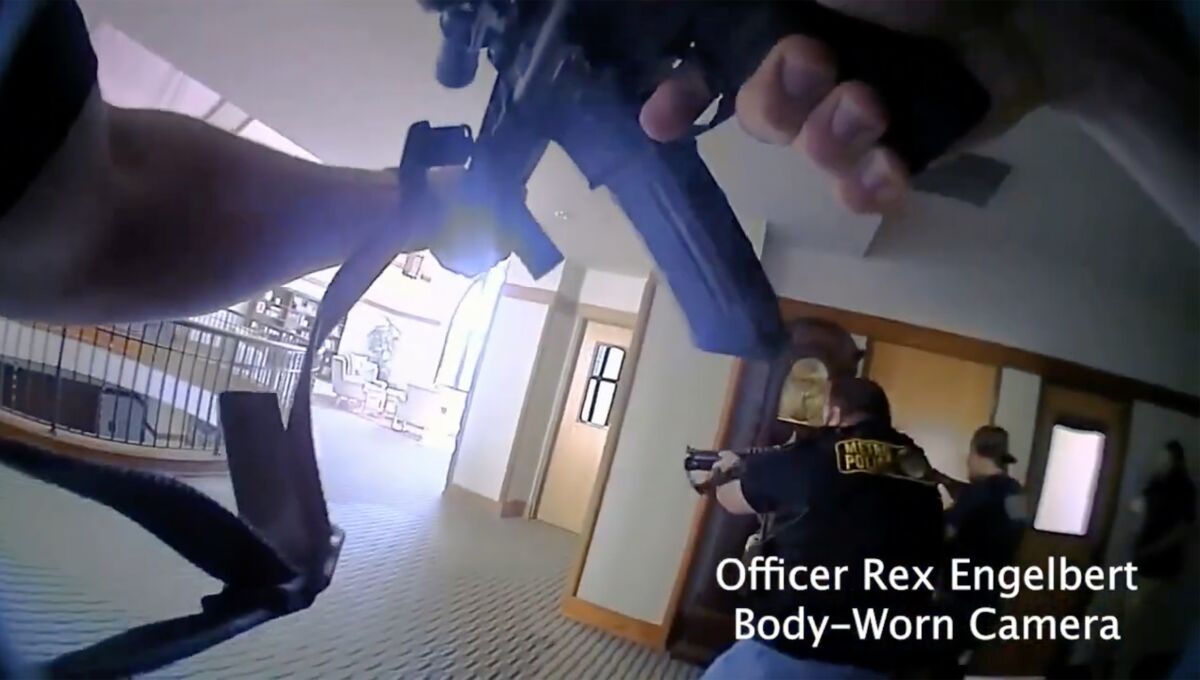 Imagen tomada de video, tomado de una cámara corporal policial, de la policía 