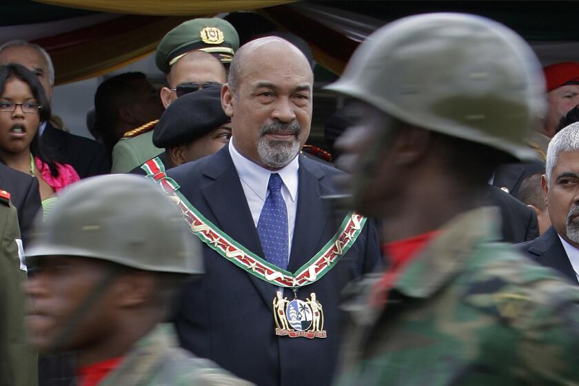 ARCHIVO - En esta foto de archivo del 12 de agosto de 2010, el presidente de Surinam, Desi Bouterse, asiste a un desfile militar tras su ceremonia de juramentación en Paramaribo, Surinam. (AP Foto/Andrés Leighton, Archivo)