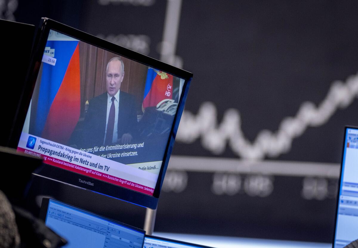 El presidente de Rusia, Vladimir Putin, aparece en una pantalla de televisión en la bolsa de valores de Fráncfort, Alemania