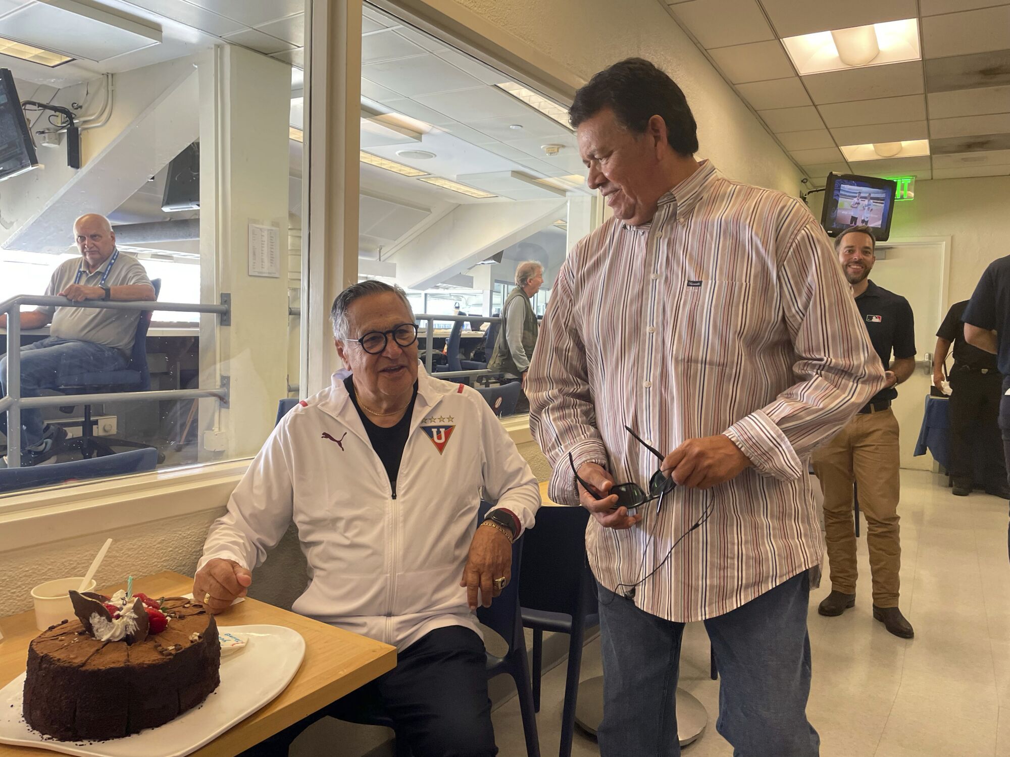 Le diffuseur de langue espagnole des Dodgers Jaime Jarrin, à gauche, s'entretient avec Valenzuela avant un match le 5 octobre 2022.