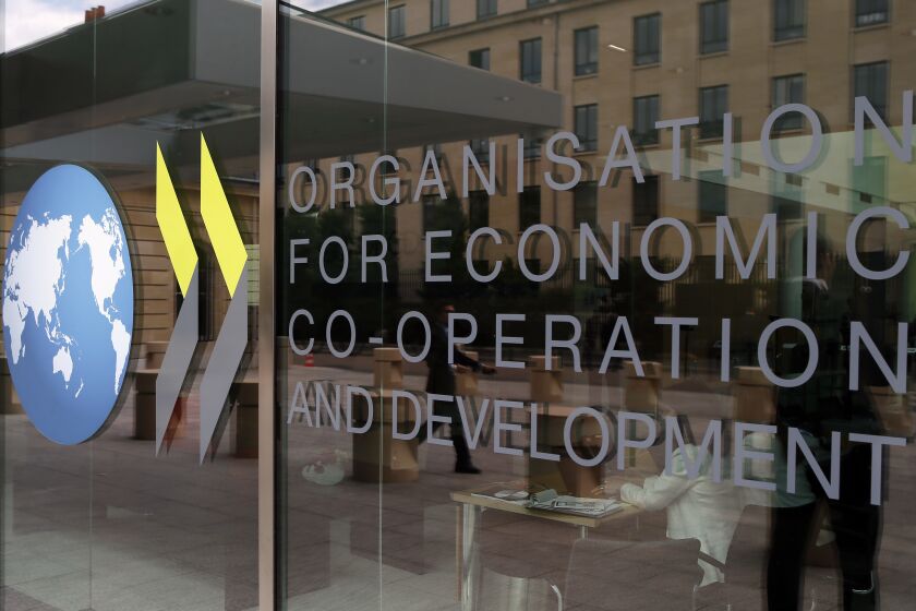 En esta imagen del 7 de junio de 2017 se puede ver el logotipo en la entrada de las oficinas centrales de la Organización para la Cooperación y el Desarrollo Económicos, en París. (AP Foto/Francois Mori, Archivo)