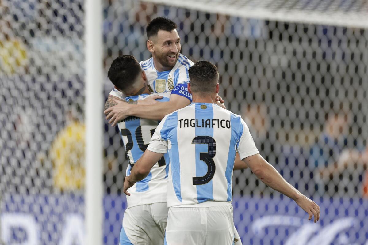 Lionel Messi celebra tras marcar el segundo gol de Argentina en la semifinal de la Copa América 