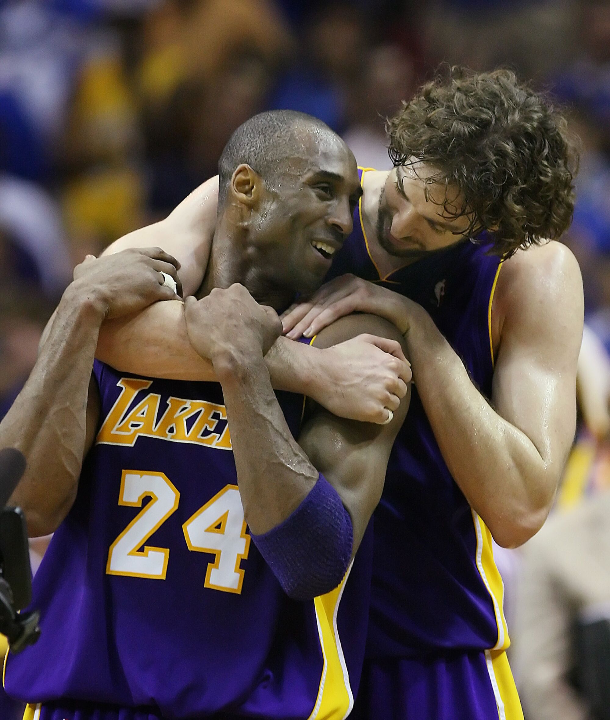 Pau Gasol et Kobe Bryant partagent une étreinte chaleureuse vers la fin du cinquième match de la finale NBA 2009.