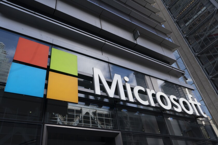 El logotipo de Microsoft frente a unas oficinas en Nueva York, el 6 de mayo de 2021.