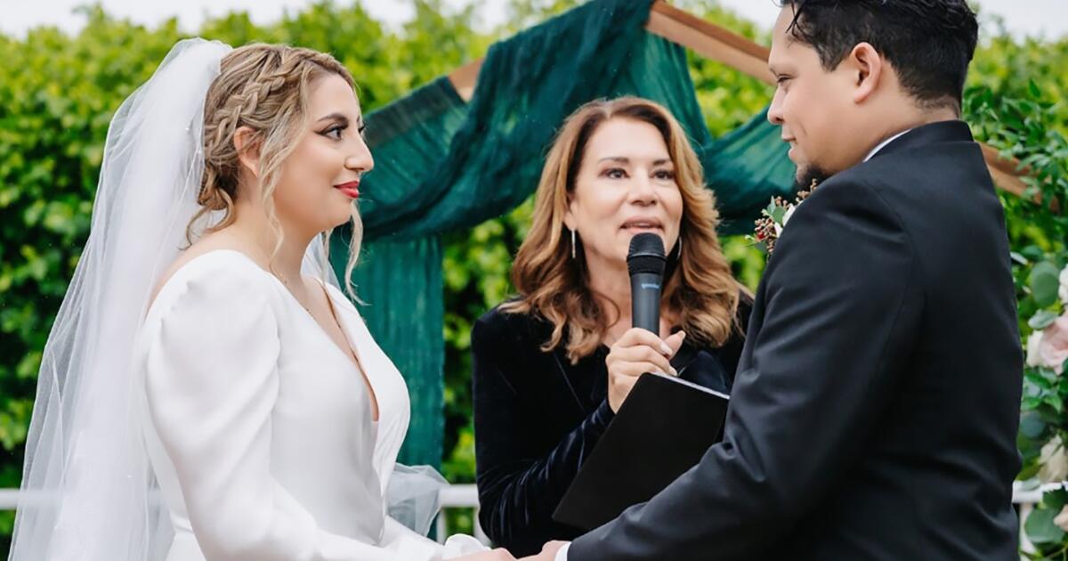 How to Officiate a Wedding for a Friend: A Step-by-Step Guide - Los ...