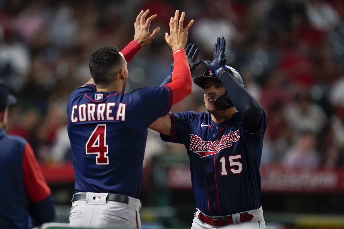 El colombiano Gio Urshela festeja con el puertorriqueño Carlos Correa, su compañero en los Mellizos 