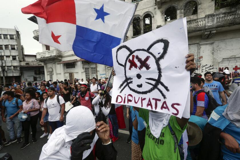 Estudiantes universitarios se reúnen afuera de la Asamblea Nacional para protestar por las reformas constitucionales en la ciudad de Panamá, el miércoles 30 de octubre de 2019. (AP Foto / Arnulfo Franco)
