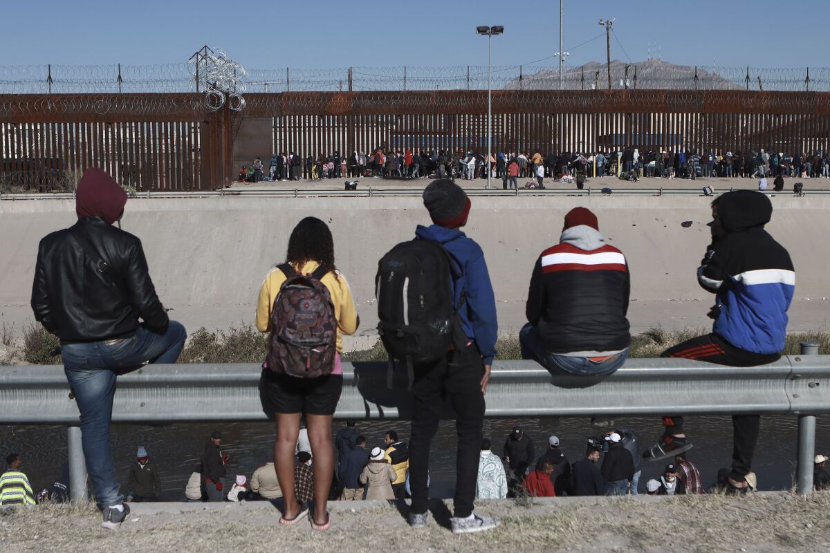 Desplome en cruces fronterizos, alivio político para Biden - Los Angeles  Times
