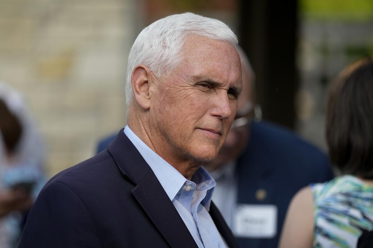 El exvicepresidente Mike Pence habla con residentes durante un evento