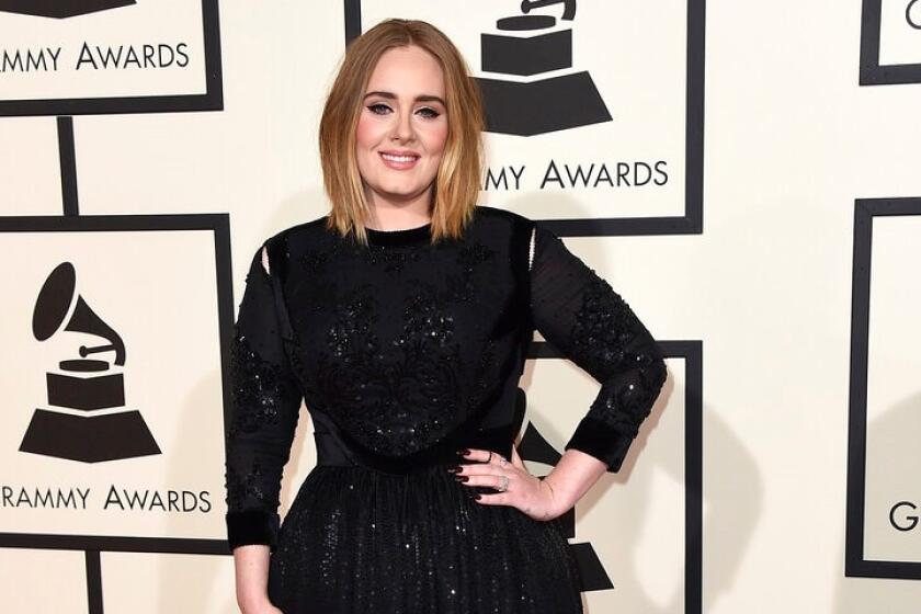 En esta fotografía del 15 de febrero de 2016, Adele llega a la 58a entrega anual de los Grammy.