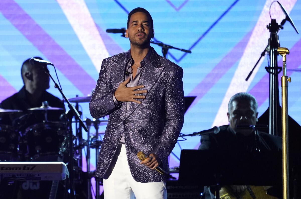 ARCHIVO- Romeo Santos interpreta "Invéntame" en la gala en honor a la Persona del Año 