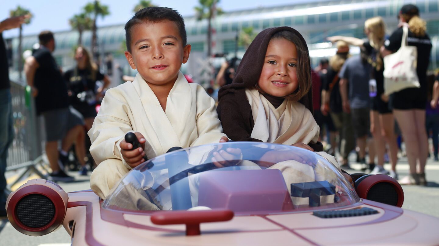 Oliver Pineda and Aria Brossett are dressed as Luke Skywalker and Obi-Wan Kenobi at Comic-Con in San Diego on July 21, 2017.