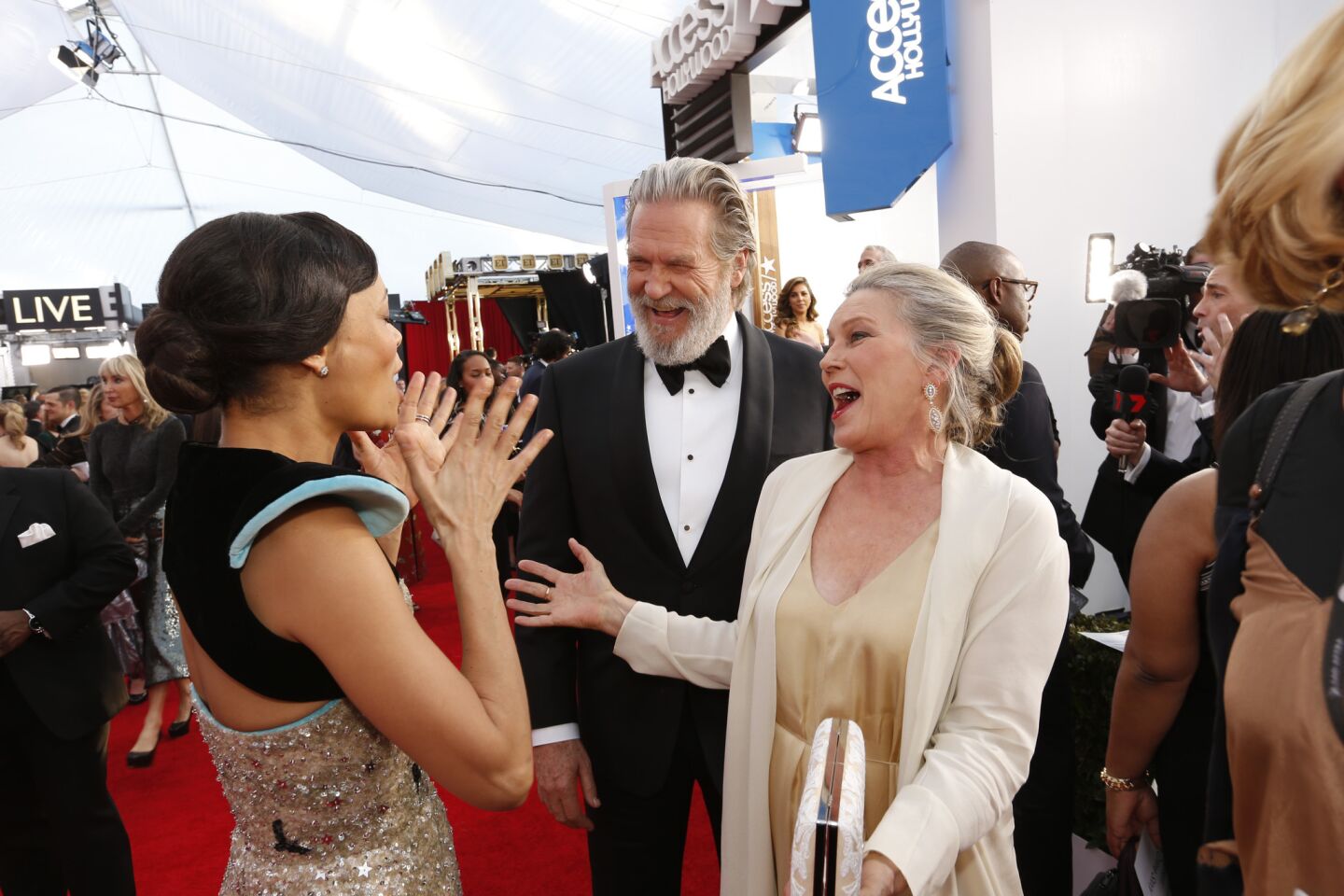Thandie Newton, a nominee for "Westworld," speaks with Jeff Bridges, a nominee for "Hell or High Wanter," and his wife, Susan Geston.