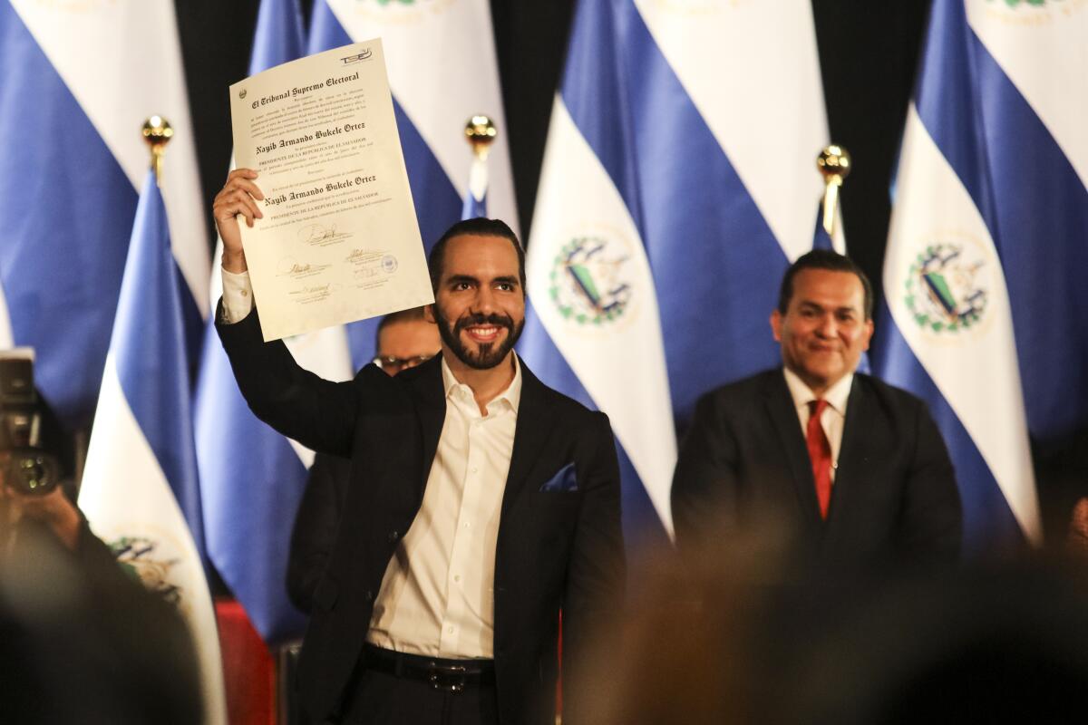 El presidente de El Salvador, Nayib Bukele, con su credencial del Tribunal Supremo 