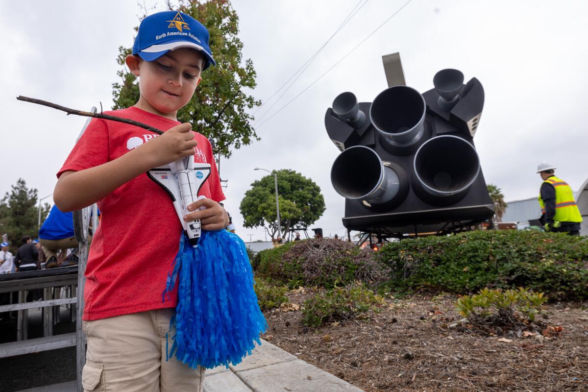 DOWNEY, CA - 17 OKTOBER: Gilbert Pevenflores III, 6, (cq) bermain skala kecil