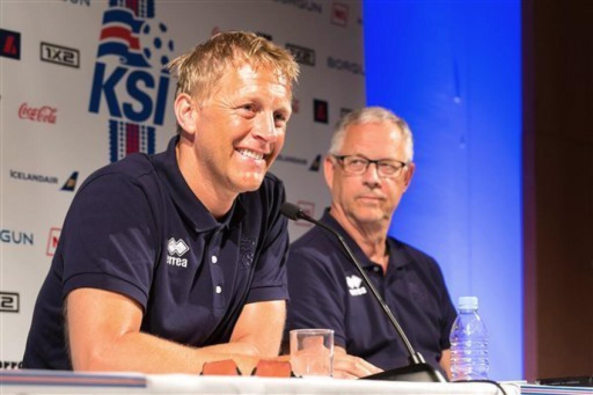 Los técnicos de Islandia Heimir Hallgrimsson (izquierda) y Lars Lagerback en una rueda de prensa en Annecy, Francia, el miércoles 29 de junio de 2016. Islandia enfrenta a Francia el domingo en los cuartos de final de la Eurocopa. (AP Foto/Ciaran Fahey)