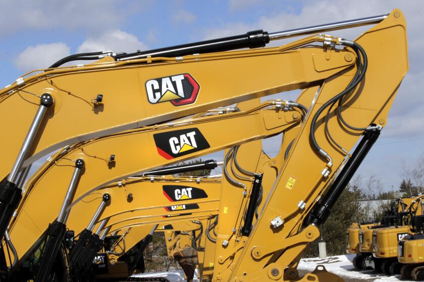 ARCHIVO – Excavadoras con el logotipo "CAT" de Caterpillar Inc., se muestran en la distribuidora Milton CAT en Londonderry, Nueva Hampshire, el 20 de febrero de 2020. (AP Foto/Charles Krupa, Archivo)