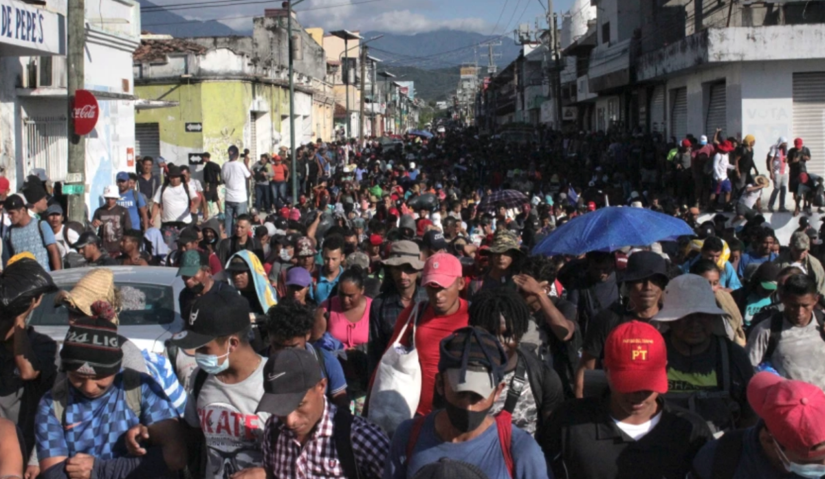 Migrantes de distintas nacionalidades avanzan en una caravana