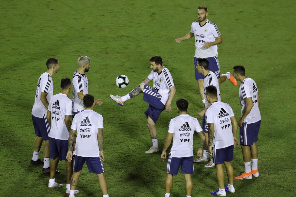 El delantero argentino Lionel Messi domina el balón durante un entrenamiento de la selección con miras a la Copa América en Salvador, Brasil, el martes 11 de junio de 2019.