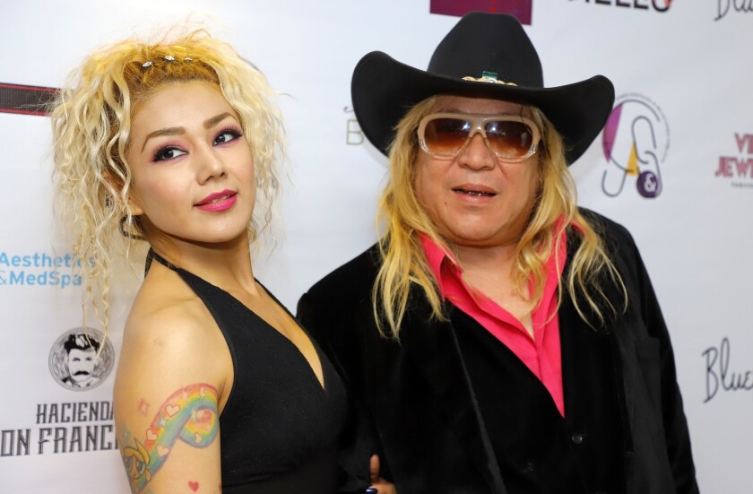 Cherry Monttana (izq.), esposa del músico Charlie Monttana (der.), dio a conocer la noticia en redes.