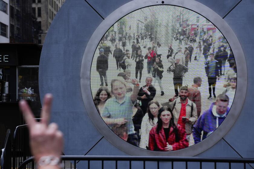 El “Portal”, que comunica por videoenlace a las ciudades de Nueva York y Dublín, visto desde el lado neoyorquino, el 14 de mayo de 2024. (Foto AP/Seth Wenig)