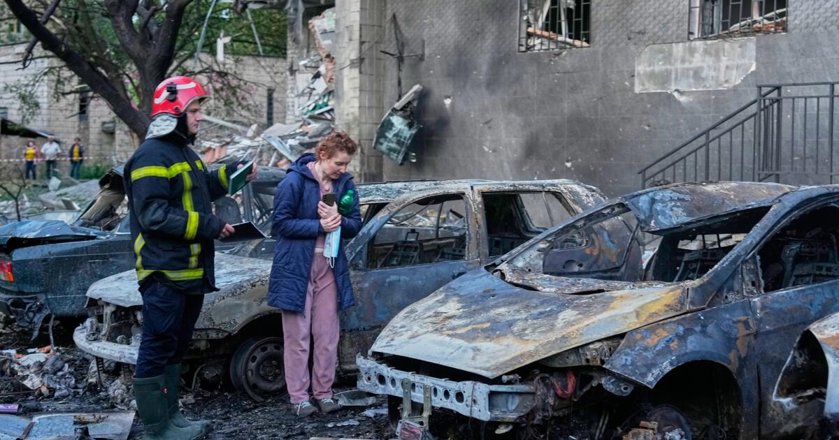 Des attaques russes font 6 morts à Kyiv et dans d’autres villes ukrainiennes