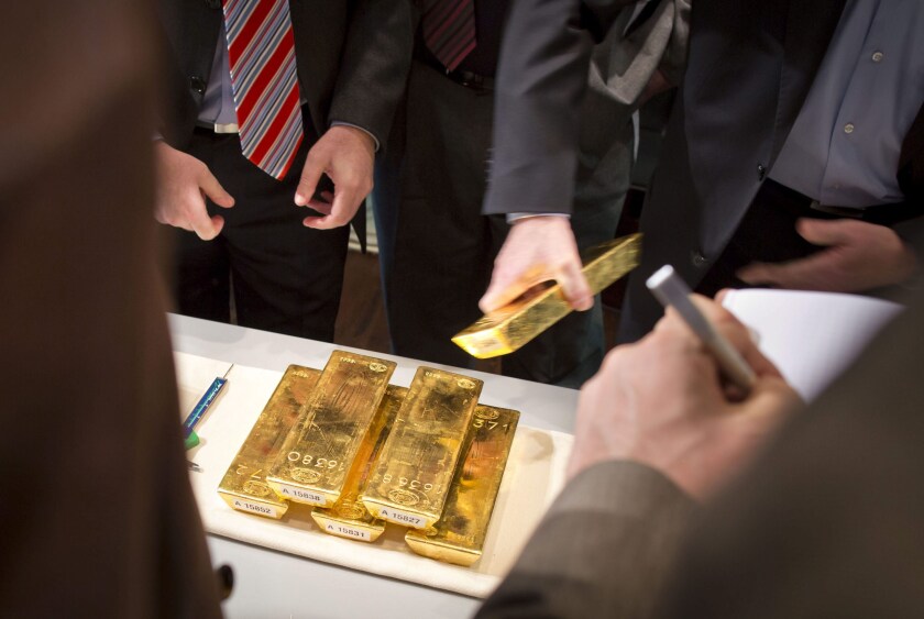 Exdirectivo se declara culpable de fraude aduanero para lavar oro "sucio"