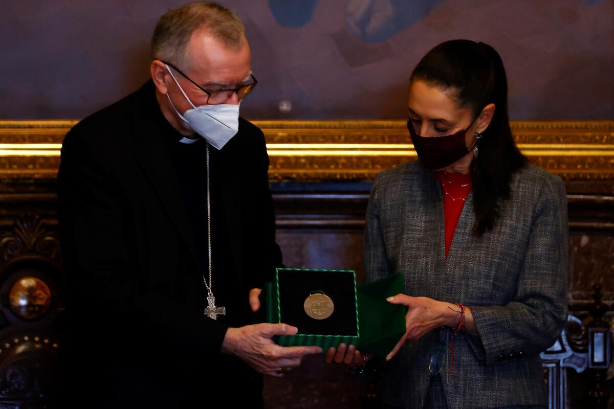 México y el Vaticano comparten "principios" durante la visita de Parolin
