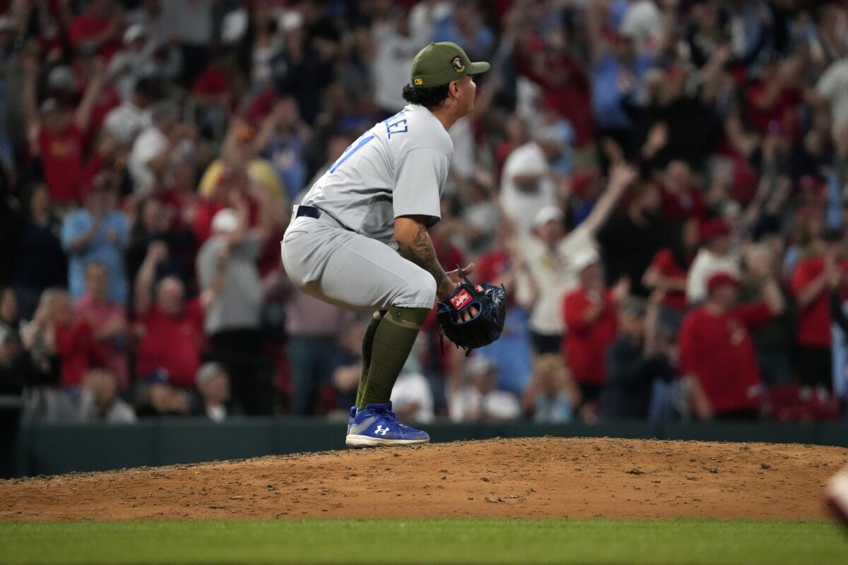 Le releveur des Dodgers Victor González regarde un home run de trois points frappé par Nolan Gorman des Cardinals le 20 mai 2023.