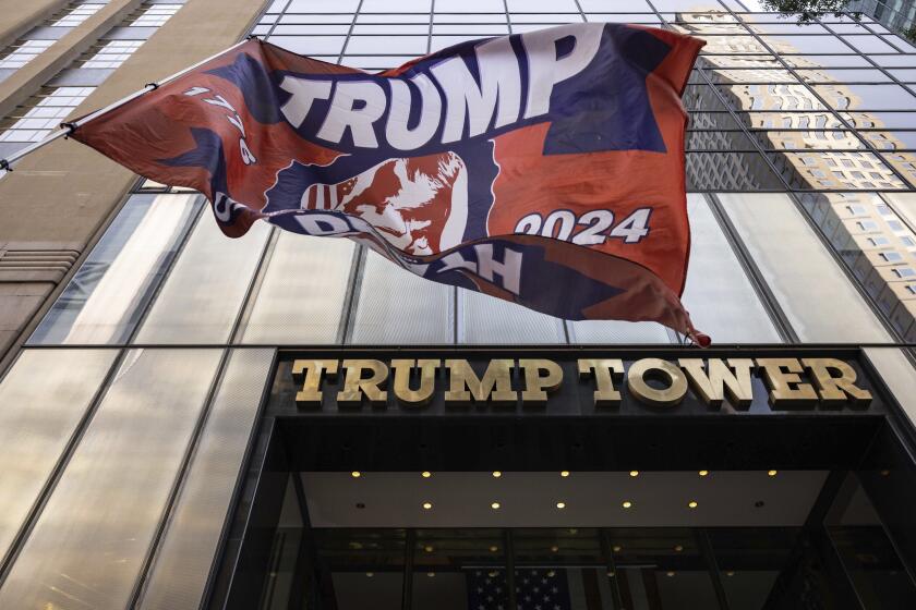 La bandera de Trump 2024 se iza fuera de la Torre Trump, el domingo 14 de julio de 2024, en Nueva York. (AP Foto/Yuki Iwamura)