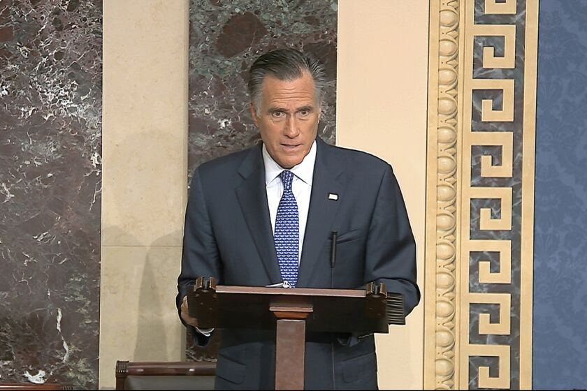 En esta imagen tomada de una transmisión por video, el senador republicano Mitt Romney, pronuncia un discurso en el pleno del Senado sobre el juicio político contra el presidente Donald Trump, en Washington, el miércoles 5 de febrero de 2020. (Televisón del Senado vía AP)