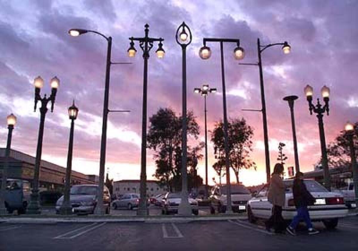 Sheila Klein's light post sculpture "Vermonica" as it was installed in a strip mall in East Hollywood until 2017