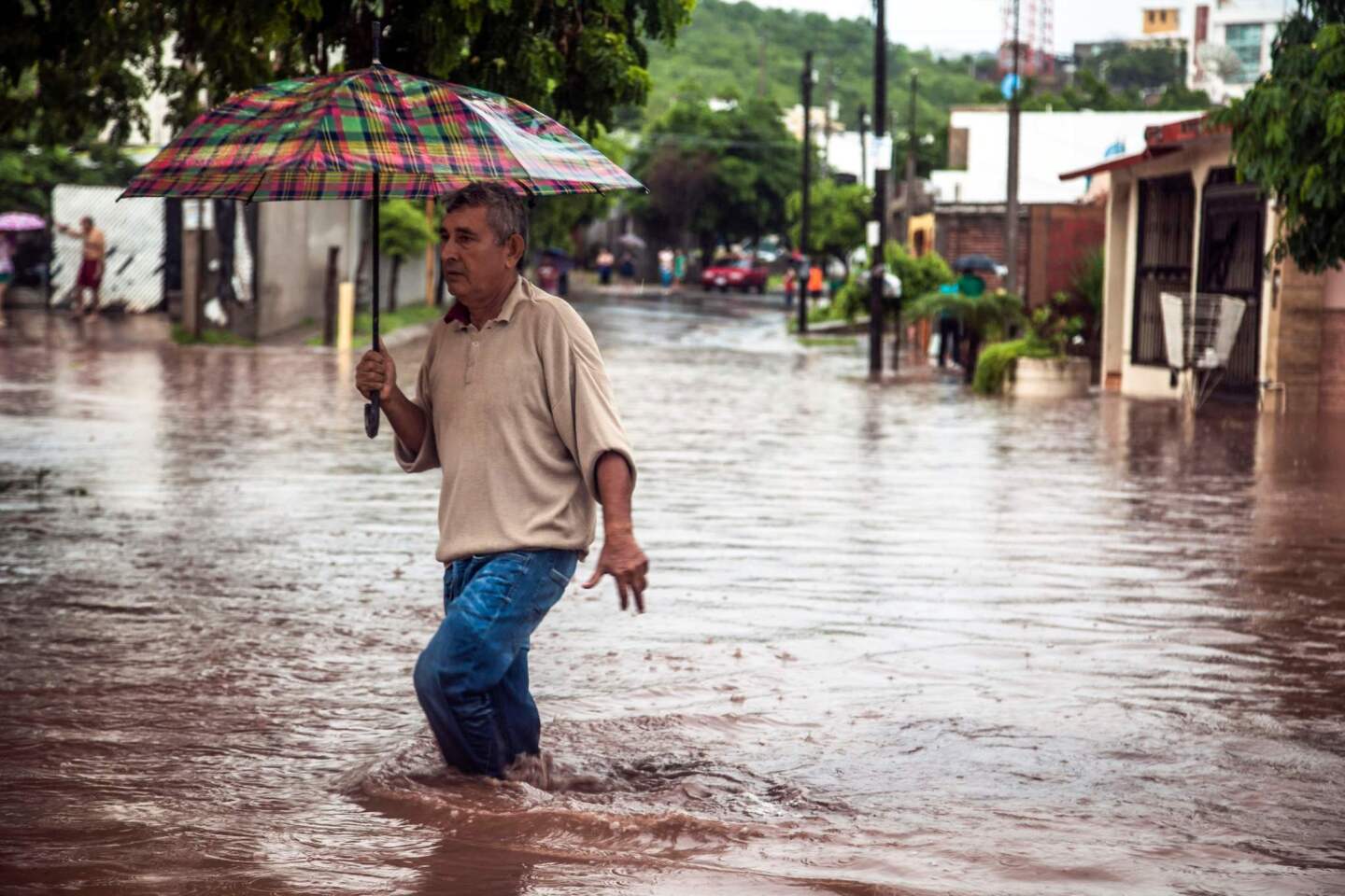 Un hombre vadea en una calle inundada en Culiacán, Sinaloa, México el 20 de septiembre de 2018. - Fuertes lluvias han inundado diferentes vecindarios de Culiacán en las últimas horas.