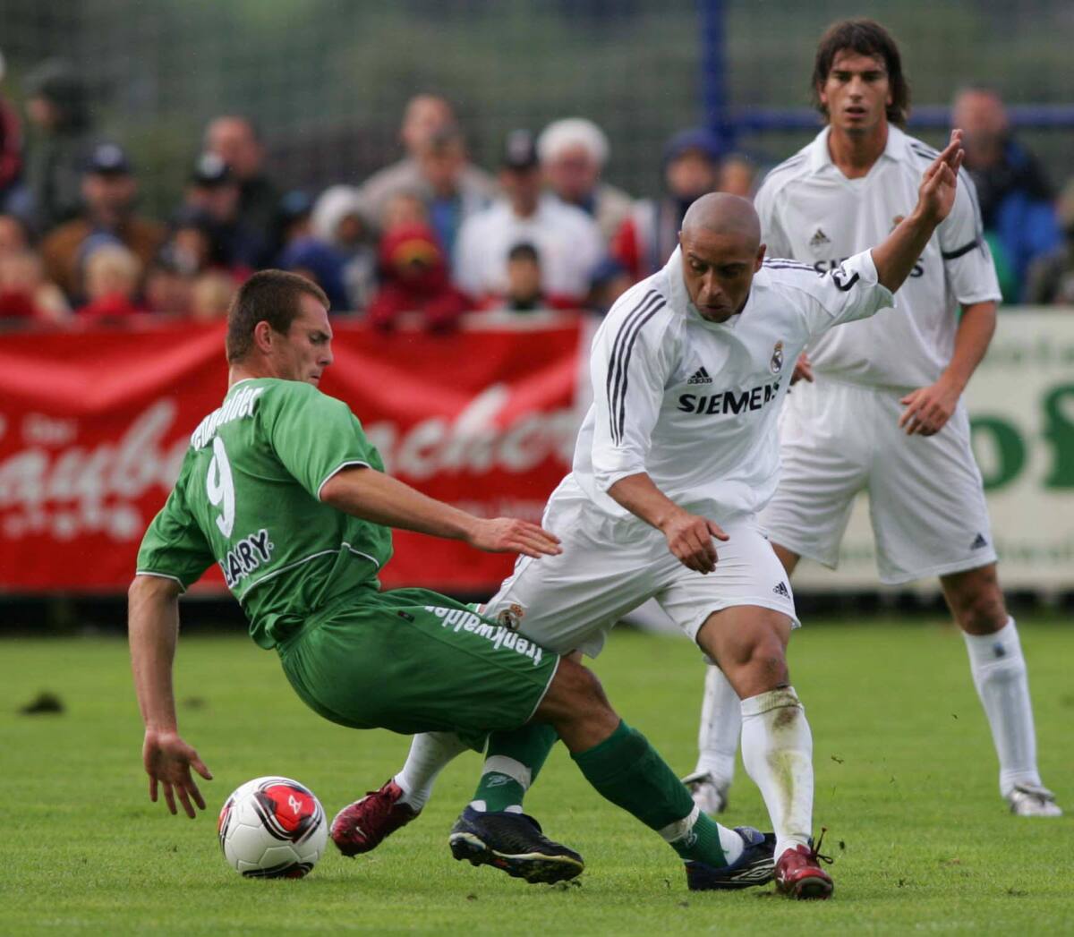 Roberto Carlos (Real) vies against Thomas Balta (Trenkwalder) during the training game at the training camp of Real Madrid in Irdning, Austria at the 7. August 2005. (Photo credit should read JOE KLAMAR/AFP/Getty Images) ORG XMIT: 1025
