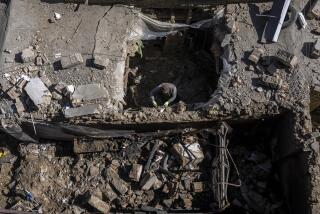 Un afgano inspecciona el lugar de una explosión en un club deportivo al oeste de Kabul, Afganistán, el 27 de octubre de 2023. (AP Foto/Ebrahim Noroozi)