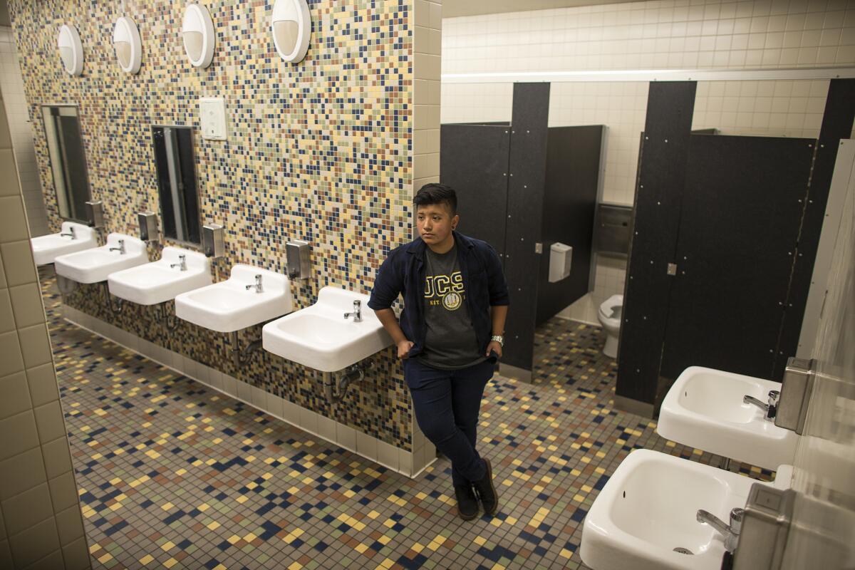 Alonzo Hernández, estudiante trangénero, permanece en un baño de la escuela Santee Education Complex, en el Distrito Escolar Unificado de Los Angeles.