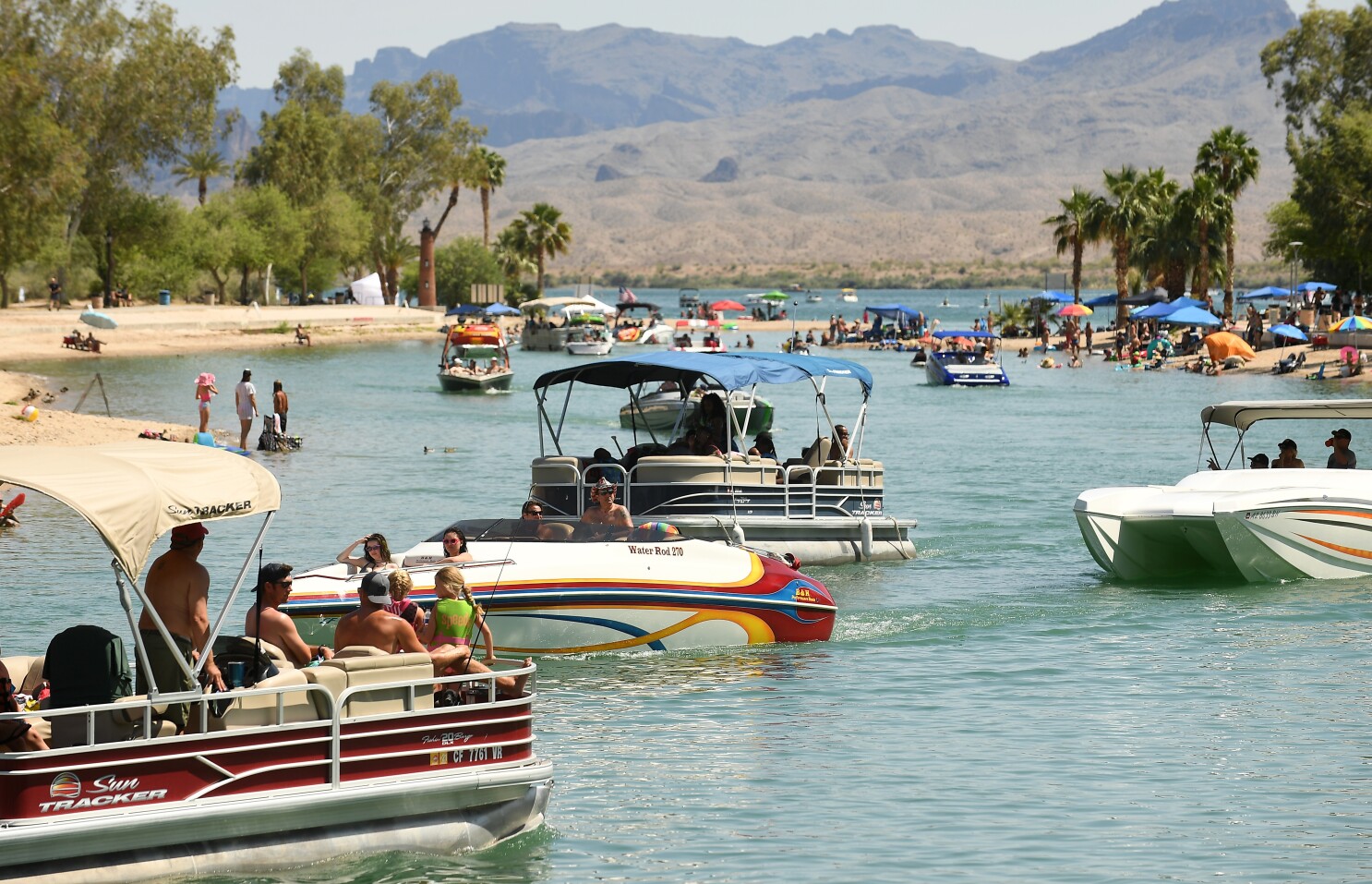 Stir Crazy Californians Are Crowding Arizona S Lake Havasu Los Angeles Times