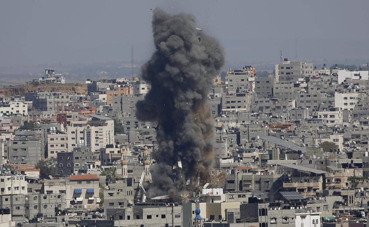 Una columna de humo luego de ataques aéreos por parte de Israel en Ciudad de Gaza
