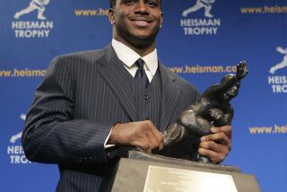 ARCHIVO - Reggie Bush, de la Universidad del Sur de California, ganador del Trofeo Heisman, sonríe mientras posa para las fotogrtafías durante una conferencia de prensa en Nueva York, el 10 de diciembre de 2005. Reggie Bush fue reinstaurado como ganador del Heisman de 2005 el miércoles 24 de abril de 2024, más de una década después de que una investigación de la NCAA determinara que recibió beneficios inadmisibles durante su tiempo con los Trojans.(AP Foto/Frank Franklin II, Archivo)