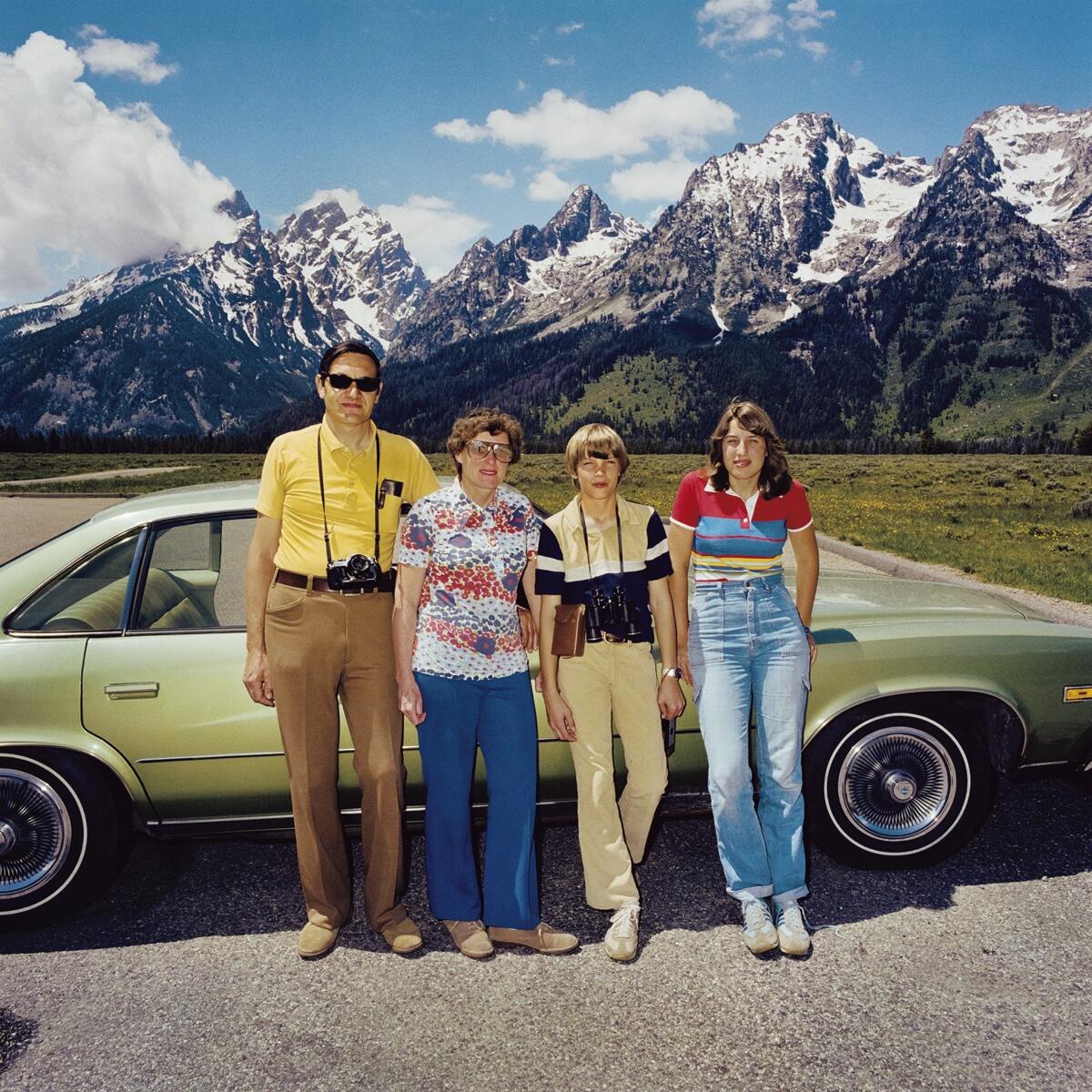 Roger Minick, "Family at Grand Teton National Park, Wyoming," 1980; from the series Sightseers (Roger Minick)