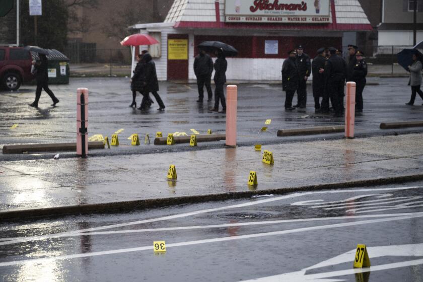 Marcadores de pruebas luego de un tiroteo en el noreste de Filadelfia, el miércoles 6 de marzo de 2024. (AP Foto/Joe Lamberti)