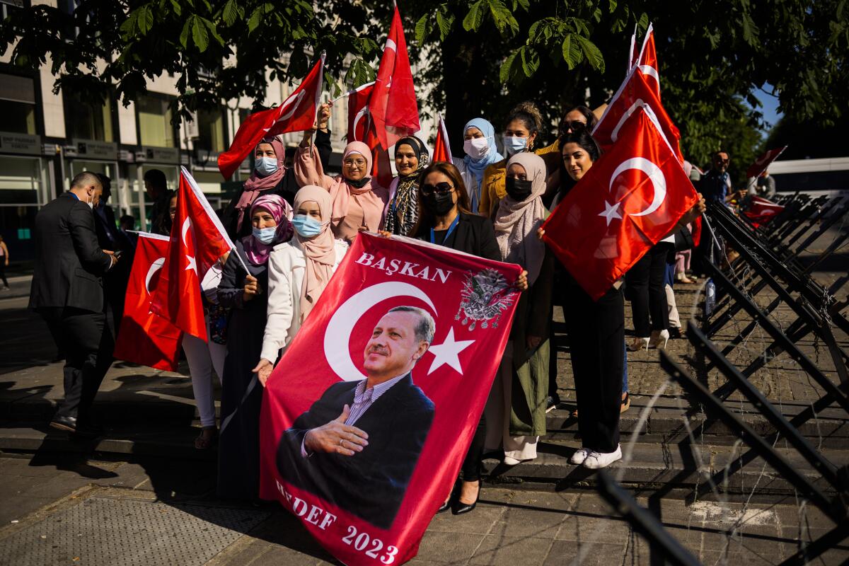 Simpatizantes del presidente turco Recep Tayyip Erdogan esperan su llegada a una cumbre de la OTAN en Bruselas.